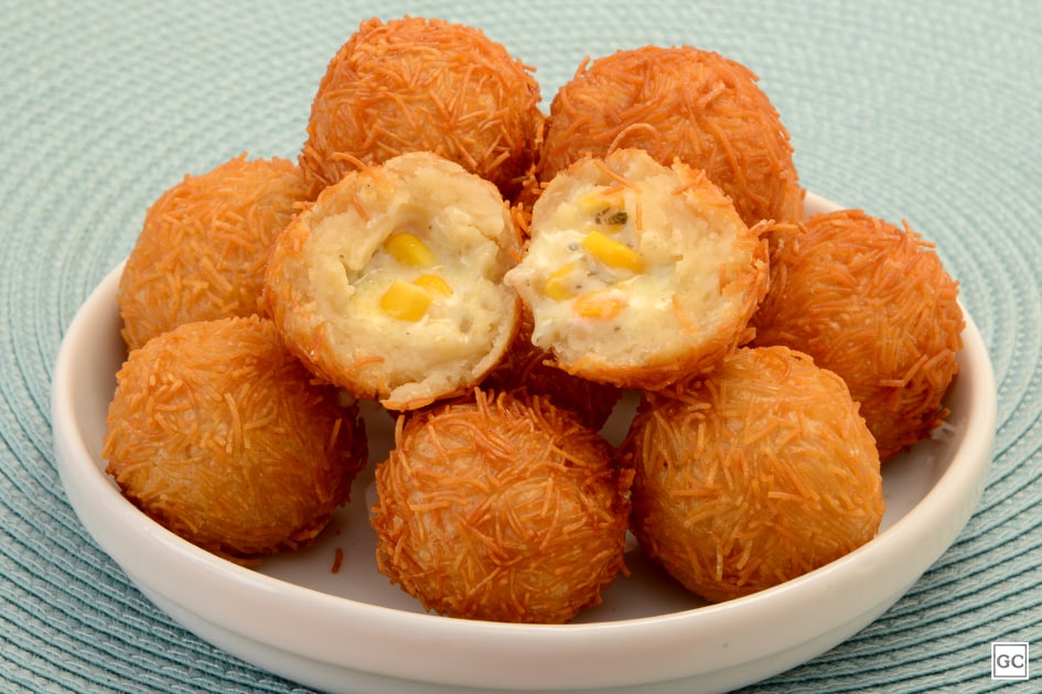 Bolinha de Queijo com Milho